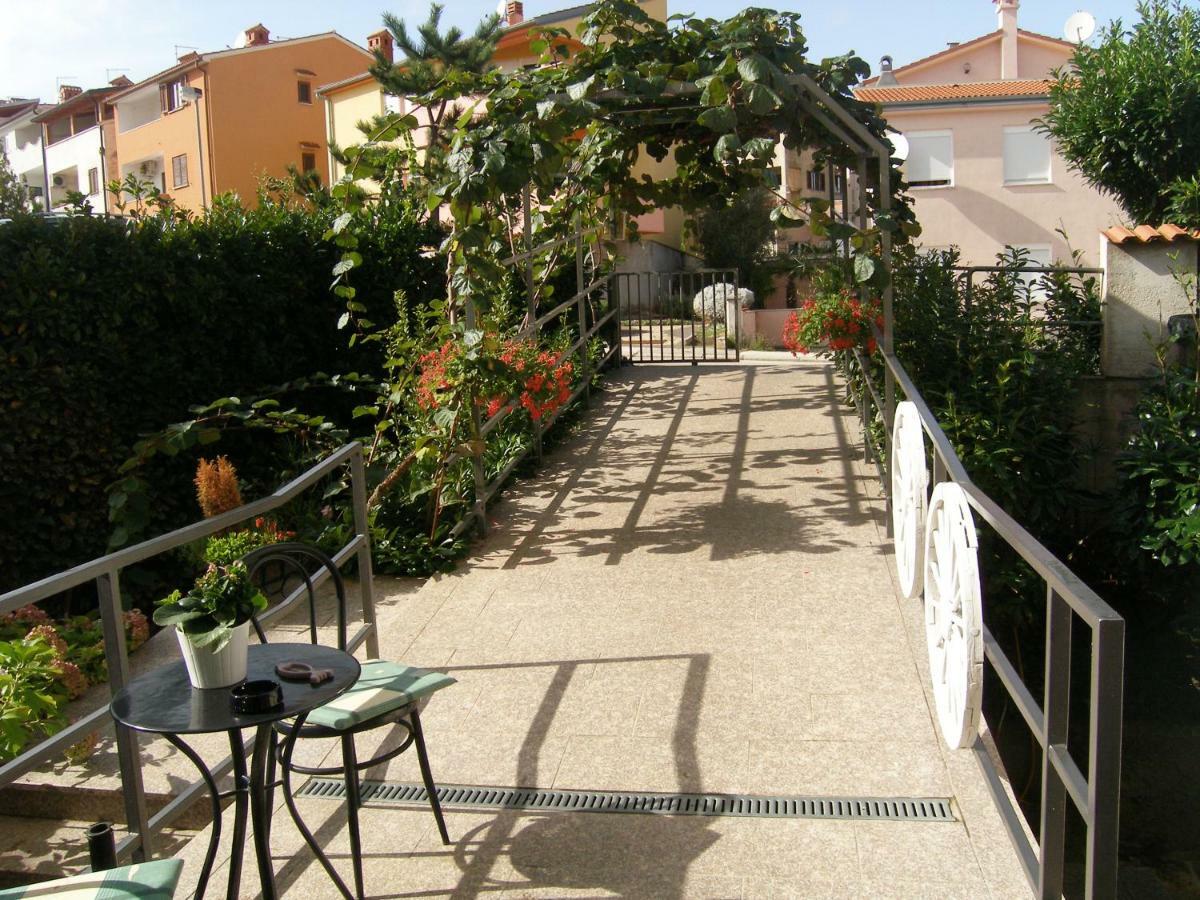 Apartments Mirjana Pula Bagian luar foto