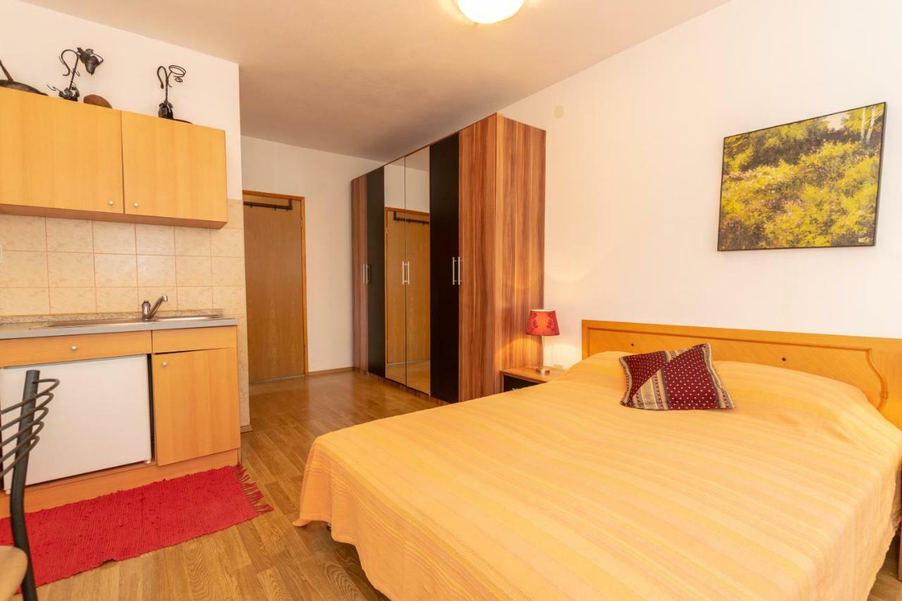 Apartments Mirjana Pula Bagian luar foto