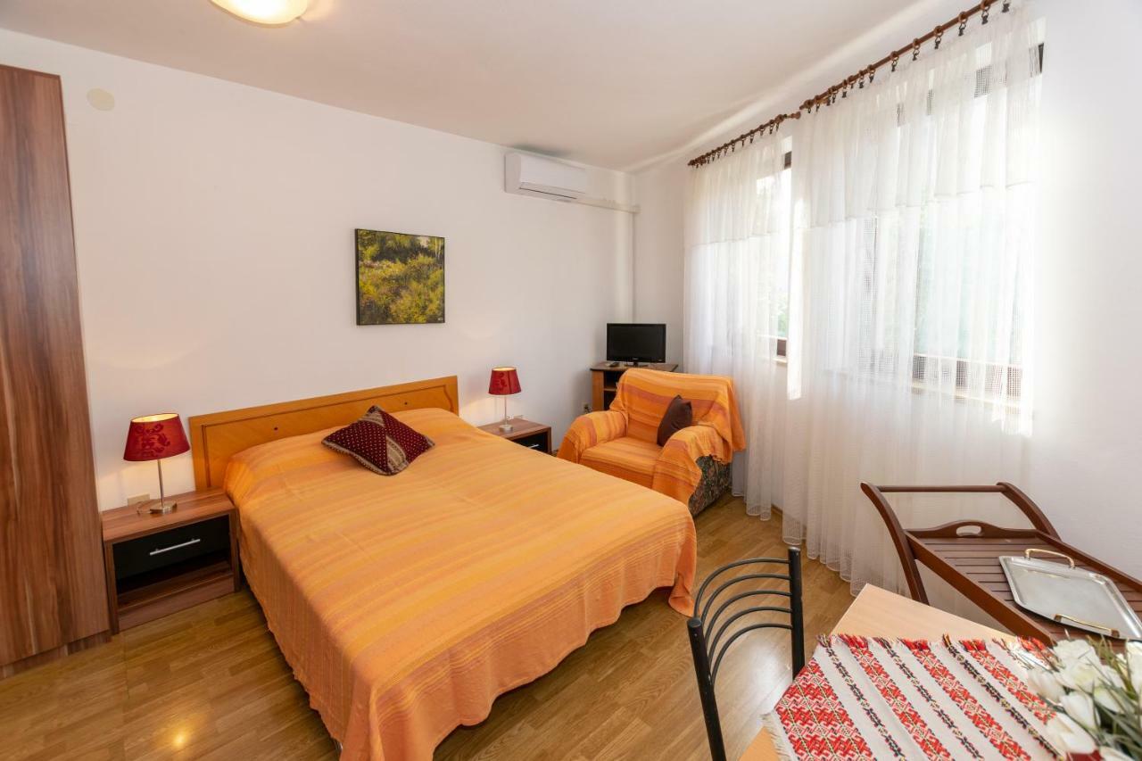 Apartments Mirjana Pula Bagian luar foto