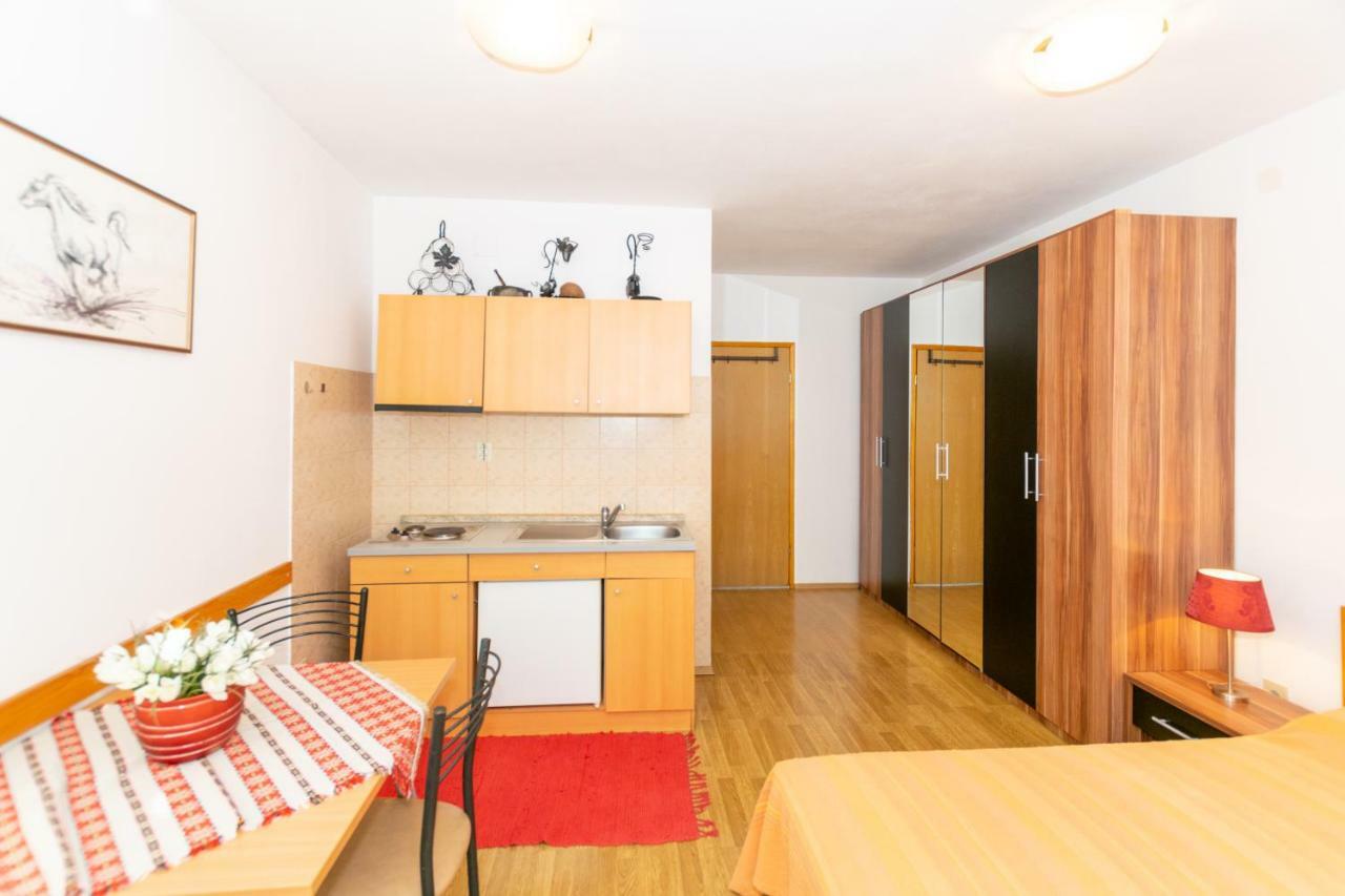 Apartments Mirjana Pula Bagian luar foto