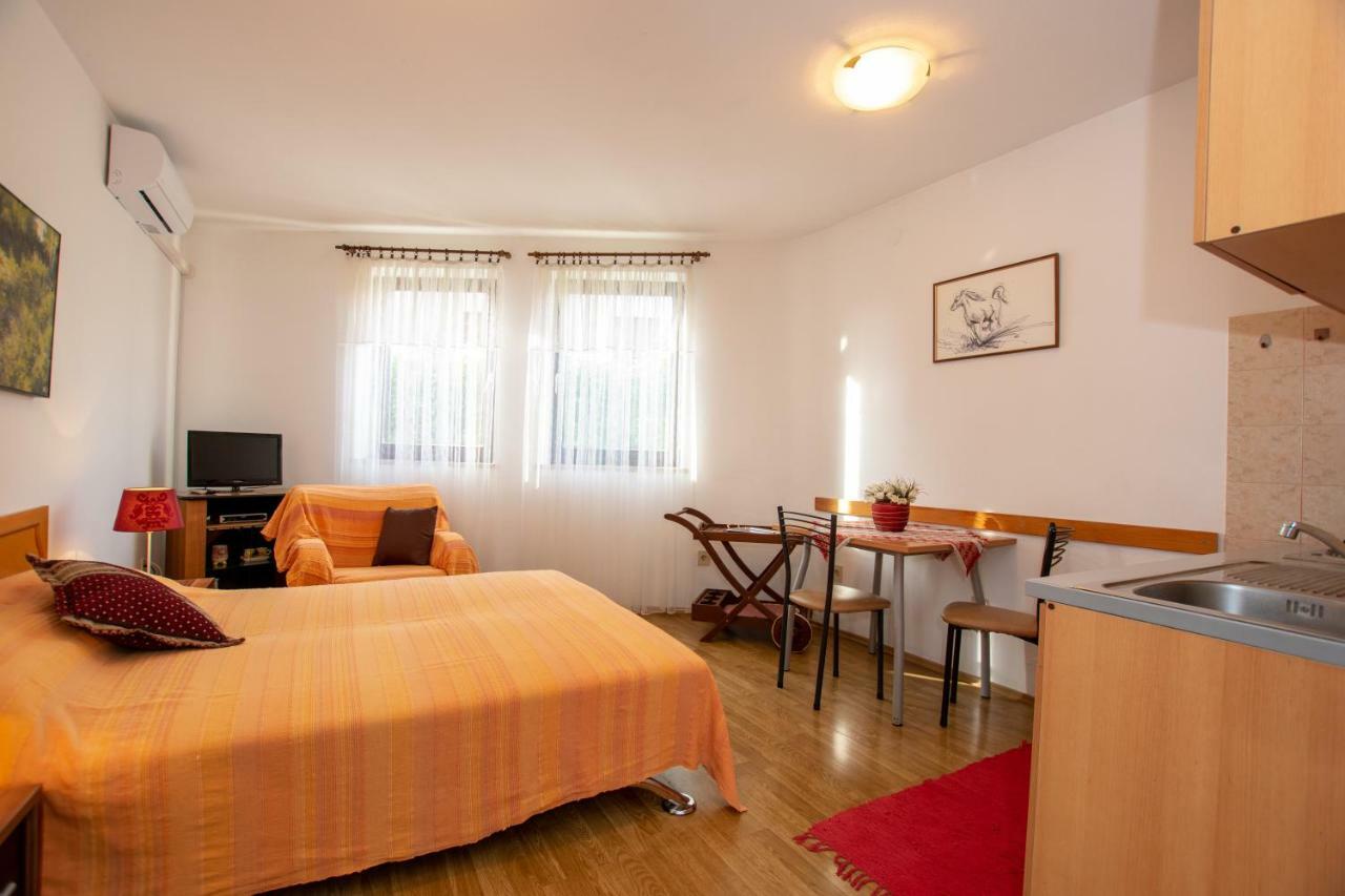 Apartments Mirjana Pula Bagian luar foto