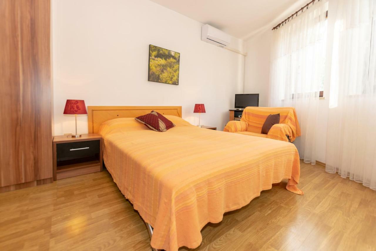 Apartments Mirjana Pula Bagian luar foto