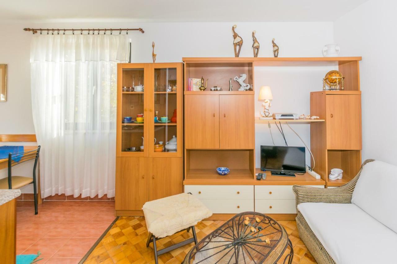 Apartments Mirjana Pula Bagian luar foto