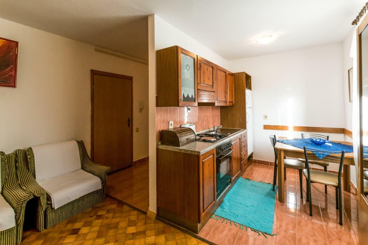 Apartments Mirjana Pula Bagian luar foto