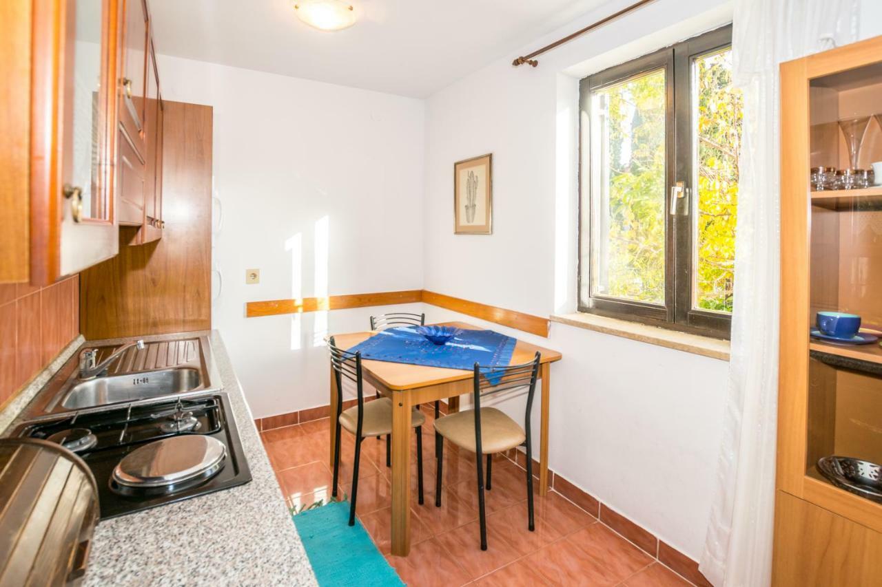 Apartments Mirjana Pula Bagian luar foto